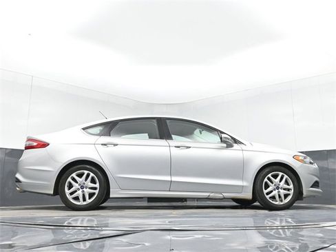 Used 2016 Ford Fusion SE image 48
