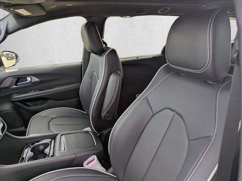 New 2027 Chrysler Pacifica Limited FWD image 9