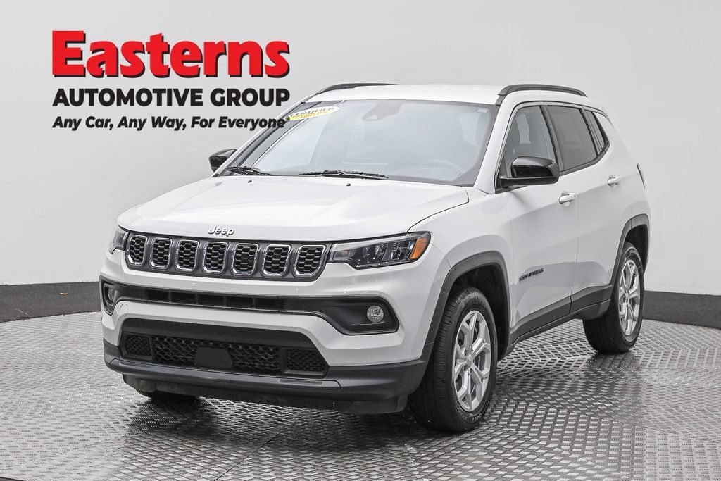 Used 2024 Jeep Compass Latitude AWD/4WD image 1