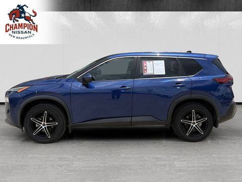 Used 2022 Nissan Rogue SV FWD image 2