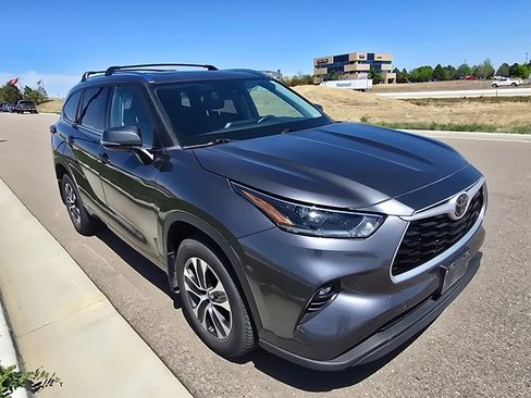 Used 2021 Toyota Highlander XLE image 7
