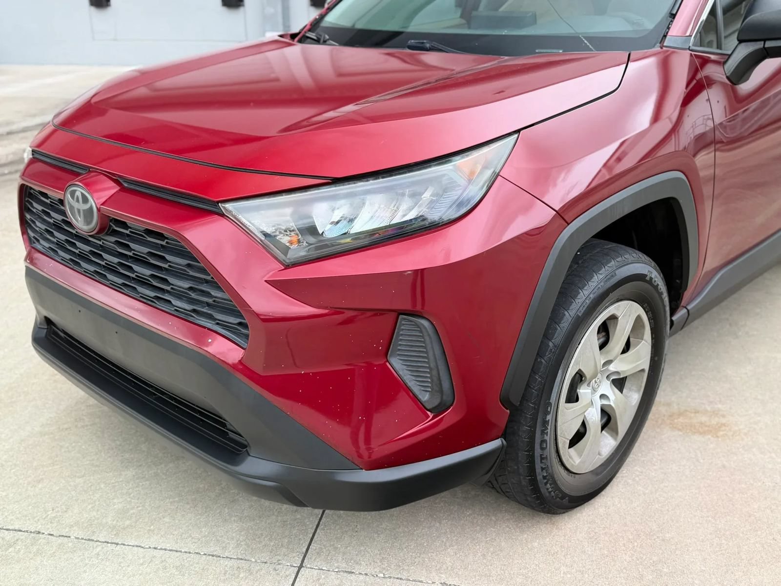 Used 2019 Toyota RAV4 LE FWD image 2