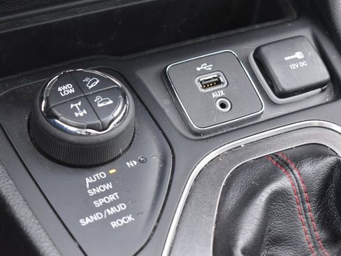 Used 2019 Jeep Cherokee Trailhawk w/ Comfort/Convenience Group image 13