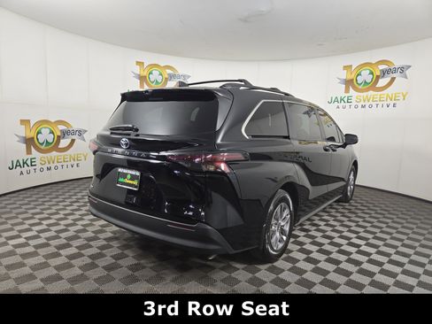 Used 2025 Toyota Sienna LE w/ LE Plus Package FWD image 9