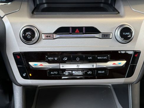 Used 2022 Ford Explorer XLT w/ Equipment Group 202A AWD/4WD image 19