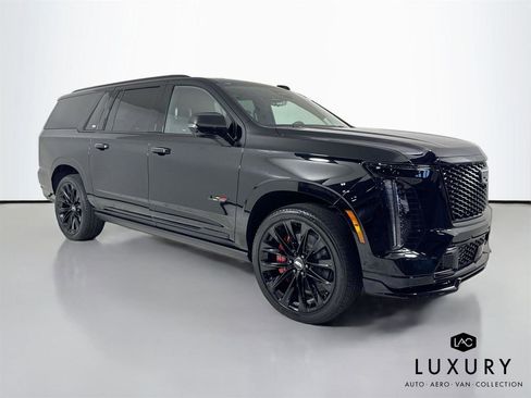 Used 2025 Cadillac Escalade ESV V w/ LPO, ONYX Package image 4