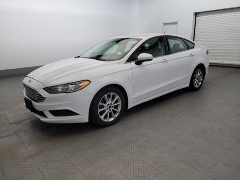 Used 2017 Ford Fusion SE w/ Fusion SE Technology Package FWD image 2