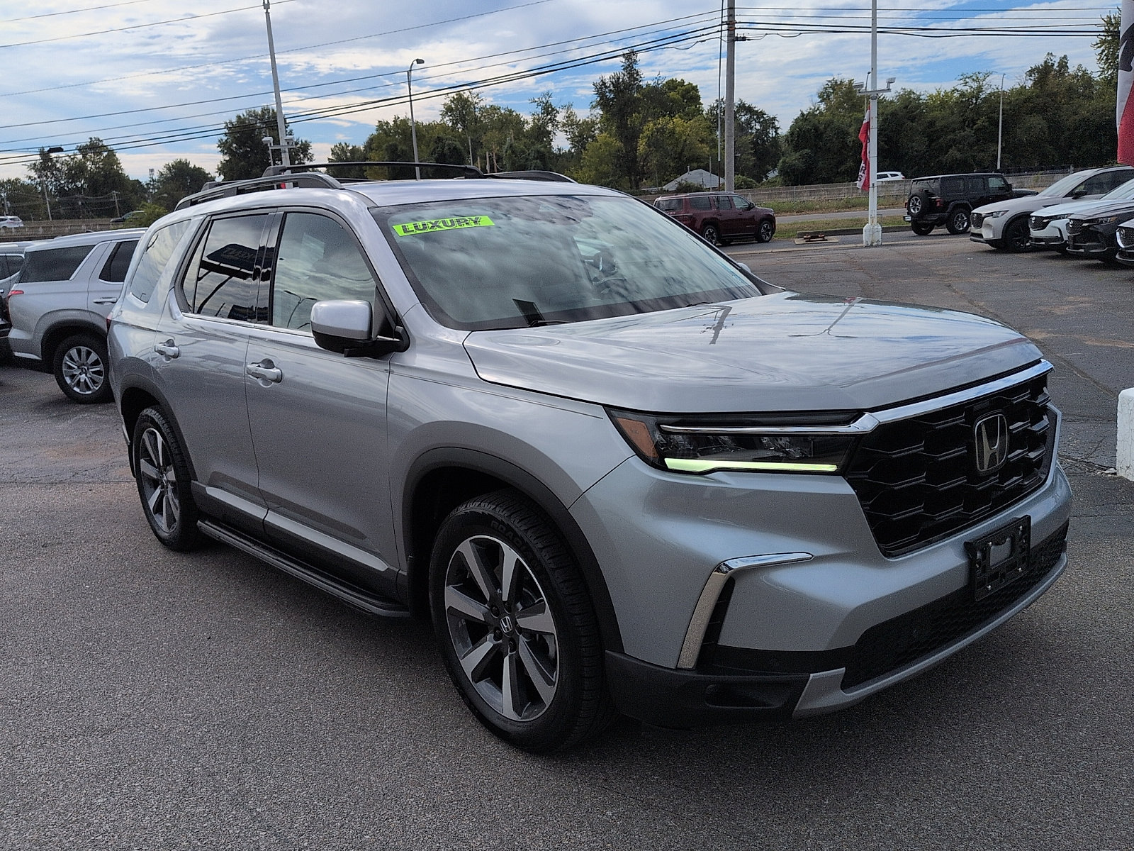 Used 2025 Honda Pilot Touring image 1
