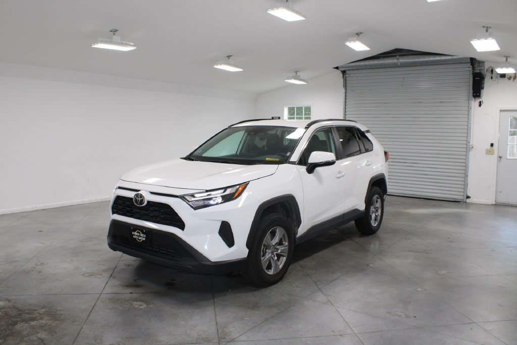 Used 2025 Toyota RAV4 XLE AWD/4WD image 4