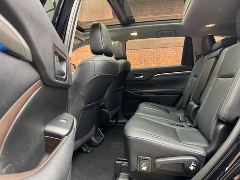 Used 2019 Toyota Highlander AWD V6 image 22