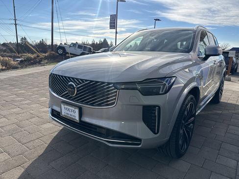 Used 2025 Volvo XC90 B6 Plus image 3
