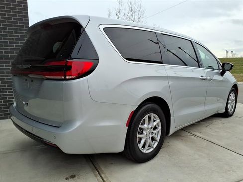 Used 2024 Chrysler Pacifica Touring-L image 7