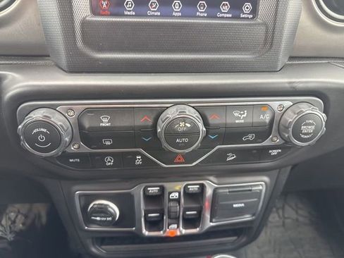 Used 2018 Jeep Wrangler Unlimited Sport S image 32