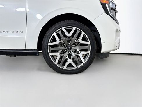 Used 2025 Ford Expedition Max Platinum w/ Platinum Ultimate Package AWD/4WD image 40