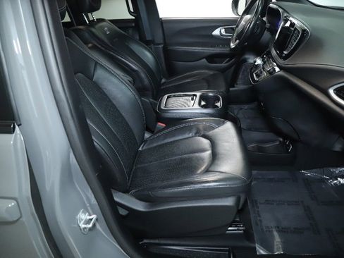 Used 2021 Chrysler Pacifica Touring-L w/ Uconnect Theater Family Group image 35