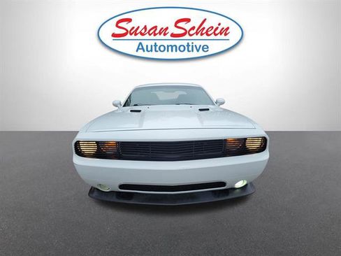 Used 2011 Dodge Challenger SE image 2