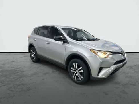 Used 2018 Toyota RAV4 LE FWD image 5