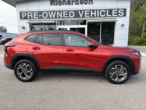Used 2024 Chevrolet Trax LT w/ Driver Confidence Package FWD image 2