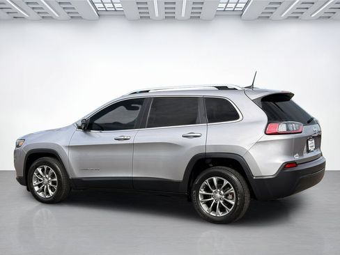 Used 2019 Jeep Cherokee Latitude Plus w/ Comfort/Convenience Group FWD image 3