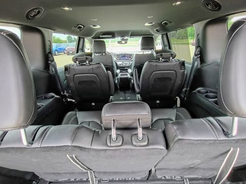 Used 2025 Chrysler Pacifica Select FWD image 15
