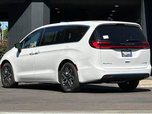 New 2027 Chrysler Pacifica Limited FWD image 6