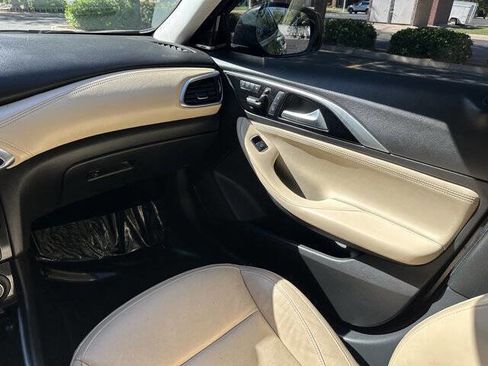 Used 2017 INFINITI QX30 Premium w/ Navigation Package FWD image 21