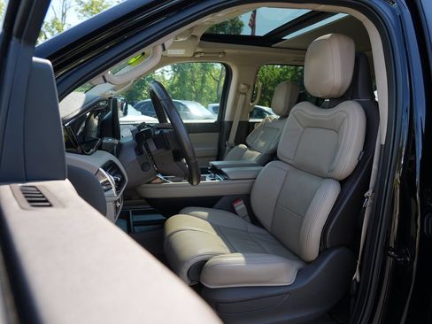 Used 2023 Lincoln Navigator Reserve AWD/4WD image 12