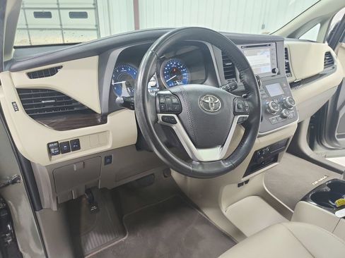 Used 2020 Toyota Sienna XLE Premium FWD image 19