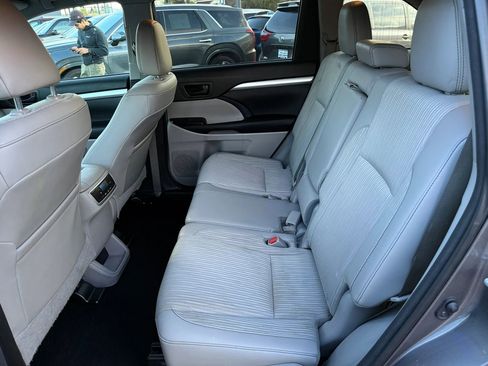Used 2016 Toyota Highlander LE image 16