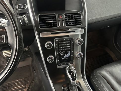 Used 2017 Volvo XC60 T6 R-Design w/ Climate Package image 18