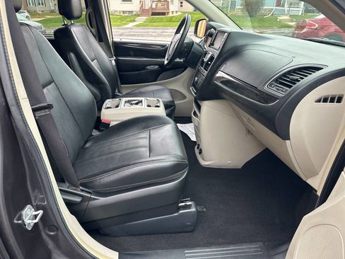 Used 2016 Chrysler Town & Country Touring w/ Driver Convenience Group image 13