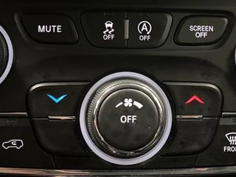 Used 2021 Jeep Cherokee Latitude Plus FWD image 34