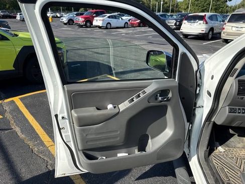 Used 2019 Nissan Frontier SL AWD/4WD image 12