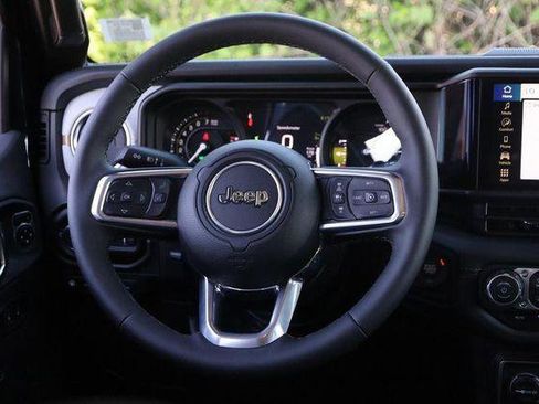 Used 2025 Jeep Wrangler Sahara image 23