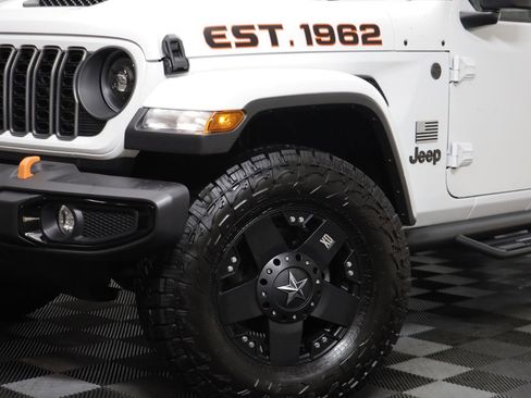 Used 2025 Jeep Gladiator Sport image 3