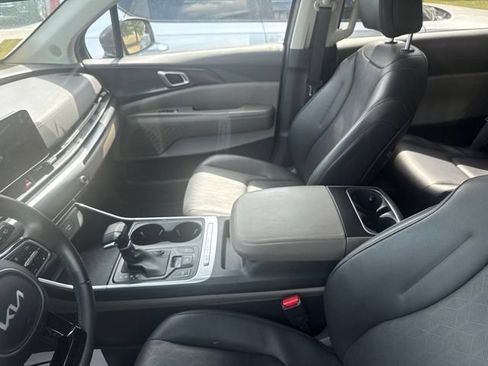 Used 2025 Kia Carnival FWD image 3