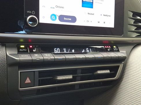 Used 2025 Toyota Camry SE w/ Convenience Package FWD image 22