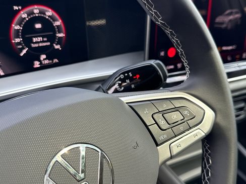Used 2025 Volkswagen Tiguan SE AWD/4WD image 25