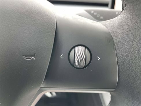 Used 2025 Tesla Model Y Long Range image 16