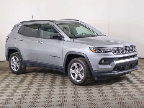 Used 2023 Jeep Compass Latitude w/ Convenience Group AWD/4WD image 2