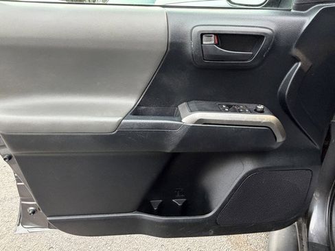 Used 2016 Toyota Tacoma SR5 w/ Exterior Package image 12