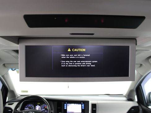 Used 2017 Toyota Sienna Limited Premium FWD image 32