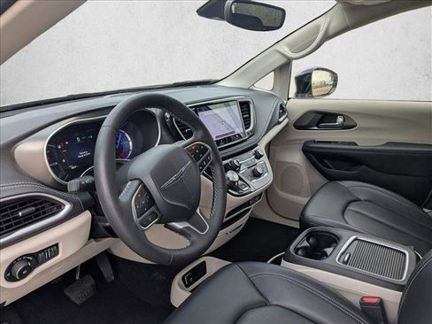 Used 2024 Chrysler Pacifica Select image 10