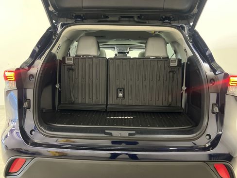 Used 2021 Toyota Highlander XLE image 25