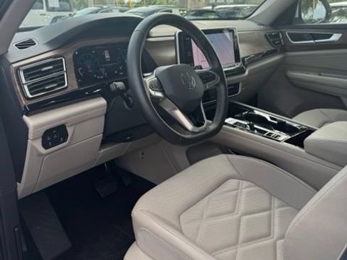 Used 2025 Volkswagen Atlas SE FWD image 14