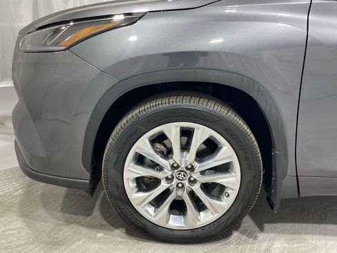 Used 2023 Toyota Highlander Limited image 19