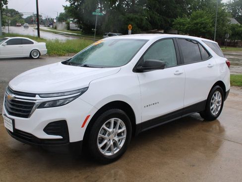 Used 2023 Chevrolet Equinox LS w/ LS Convenience Package AWD/4WD image 4
