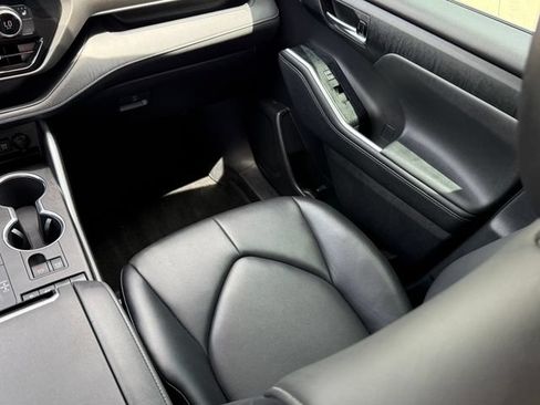 Used 2021 Toyota Highlander XLE FWD image 22