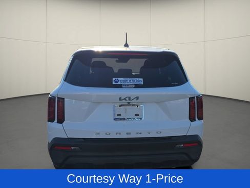 Used 2022 Kia Sorento LX FWD image 8
