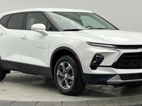 Used 2023 Chevrolet Blazer LT image 3